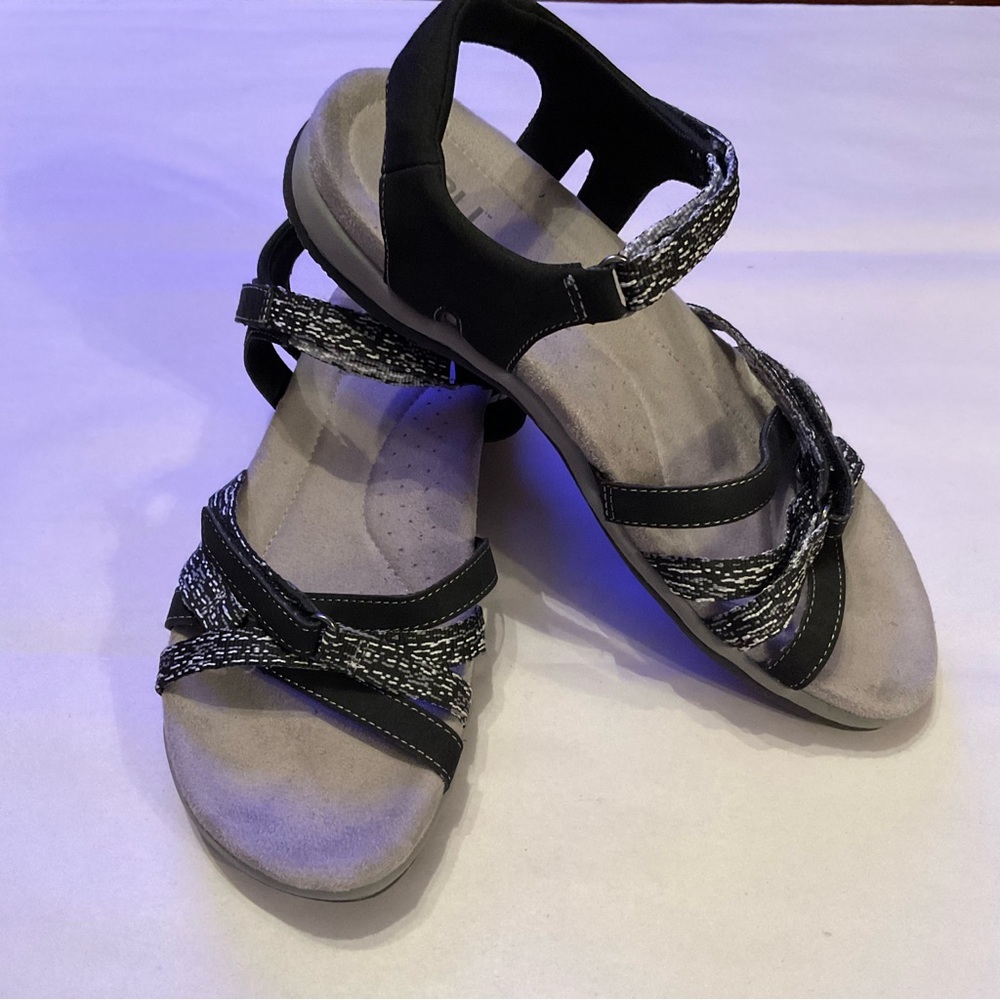 JBU by Jambu women’s Sonia flat sandal. Size 8. Black and White